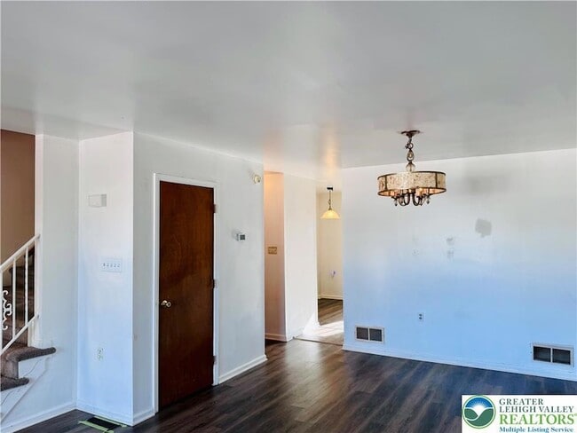 Building Photo - 235 Vista Dr