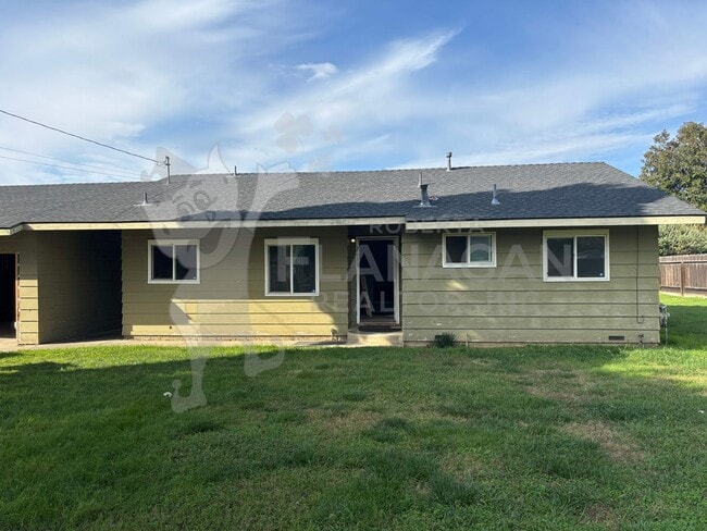 Building Photo - 2 Bedroom/1 bathroom home on large lot