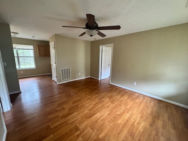 Building Photo - 753 Nelson Rd