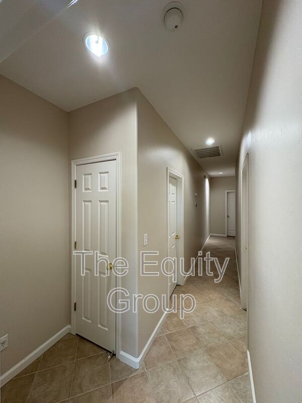 Building Photo - 4911 W Elkhorn Ave