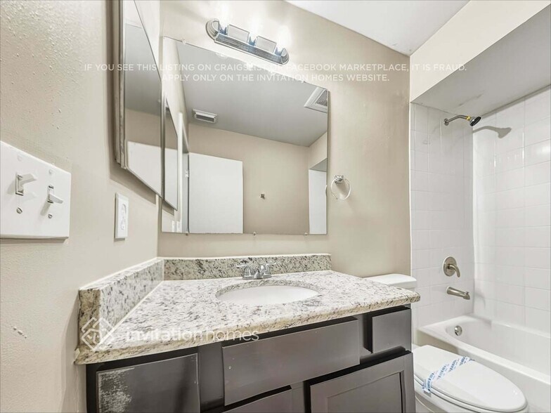 Building Photo - 951 Waverly Dr