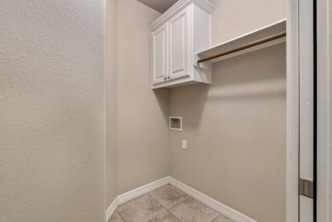 Building Photo - Available for September Move In! Spacious ...