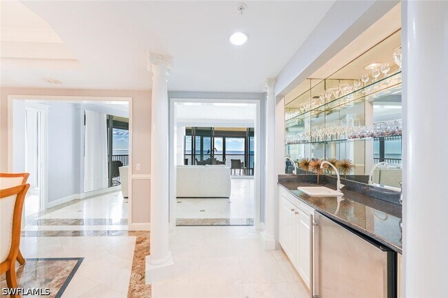 Building Photo - 8665 Bay Colony Dr