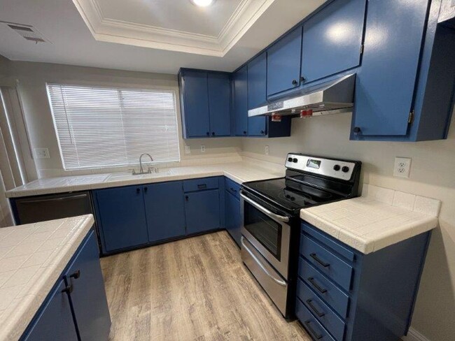 Building Photo - Updated 3 Bed 1.5 Bath Townhome