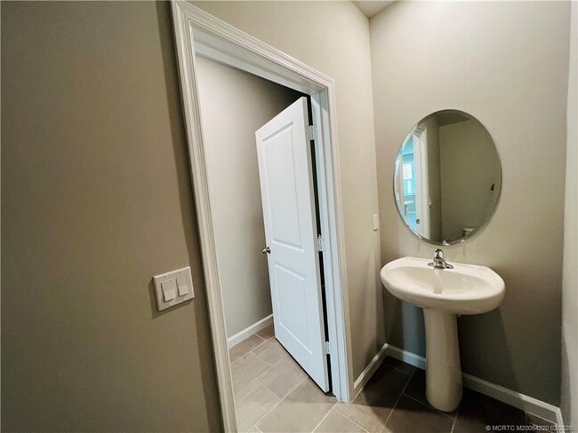 Building Photo - 3913 SE Mentmore Ln