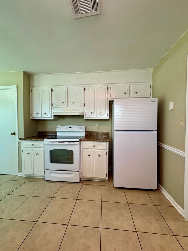 Building Photo - Charming 3 Bedroom, 2 Bath Home Available Now!