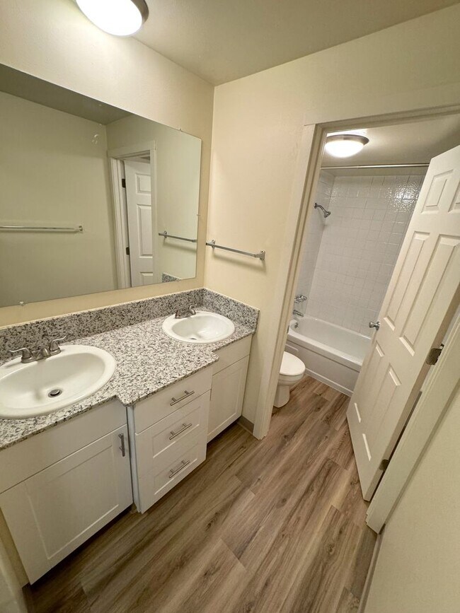 Building Photo - (946) 2780-J - Beautiful Updated 2-bedroom...