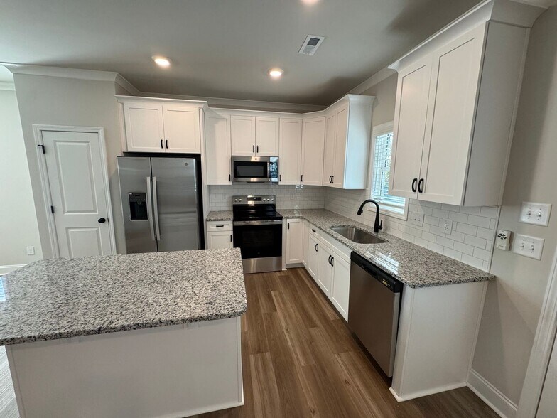 Building Photo - 49 Goldenrod Lp