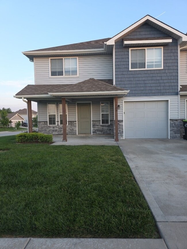 Building Photo - 3 BR/2.5BA | Newly Renovated Duplex | 1-Car Covered Parking | Pool access!