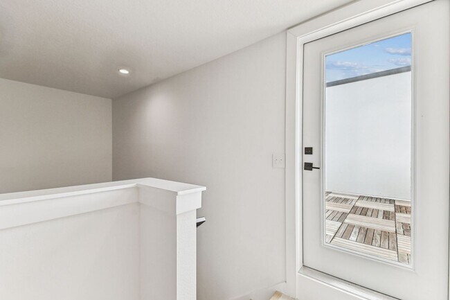 Building Photo - Canvas GWX
