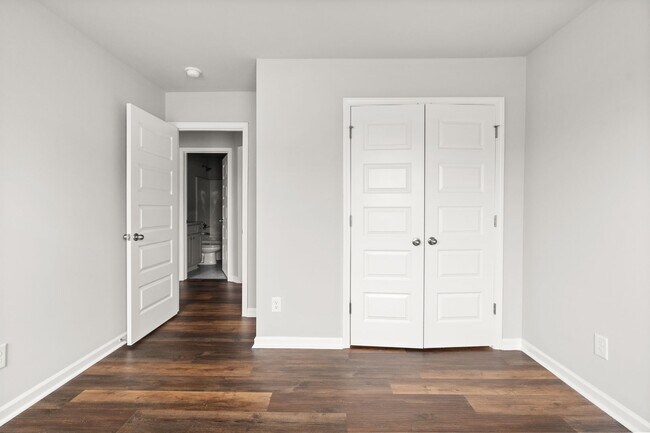 Building Photo - 4 bed / 2.5 bath in Gainesville! Retreat a...