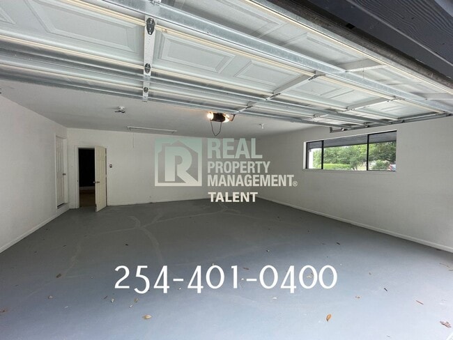 Building Photo - 111 Country Club Dr