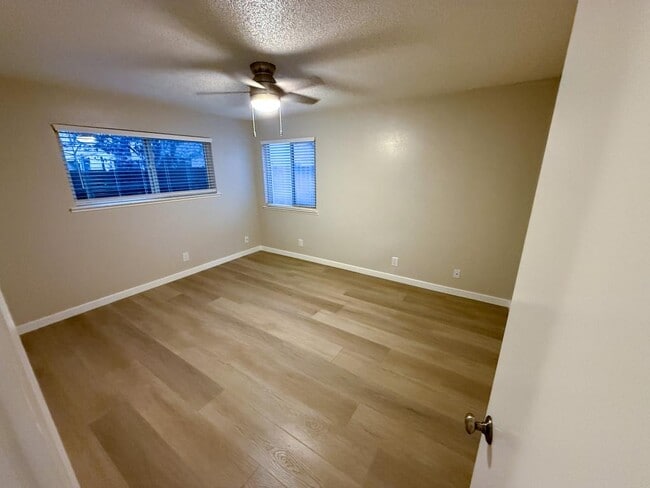 Building Photo - 2004 Ahern St