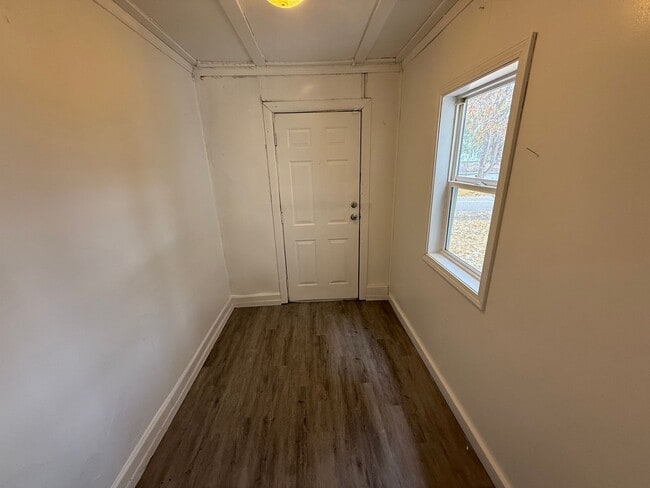 Building Photo - Large Duplex Available 6BD 2 BTH