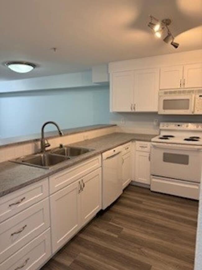 Building Photo - 2 bedroom 2 bath First Floor Condo w/attached garage $2298 per month.