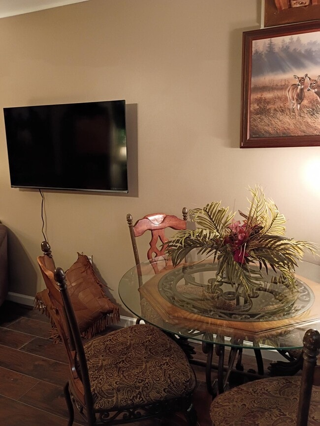 Building Photo - 5070 Fenwood Dr