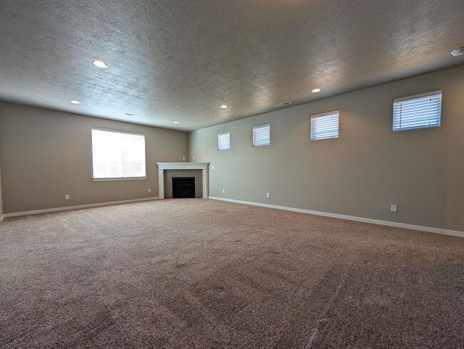 Building Photo - Beautiful 3-Bedroom, 2.5-Bath Home In the ...