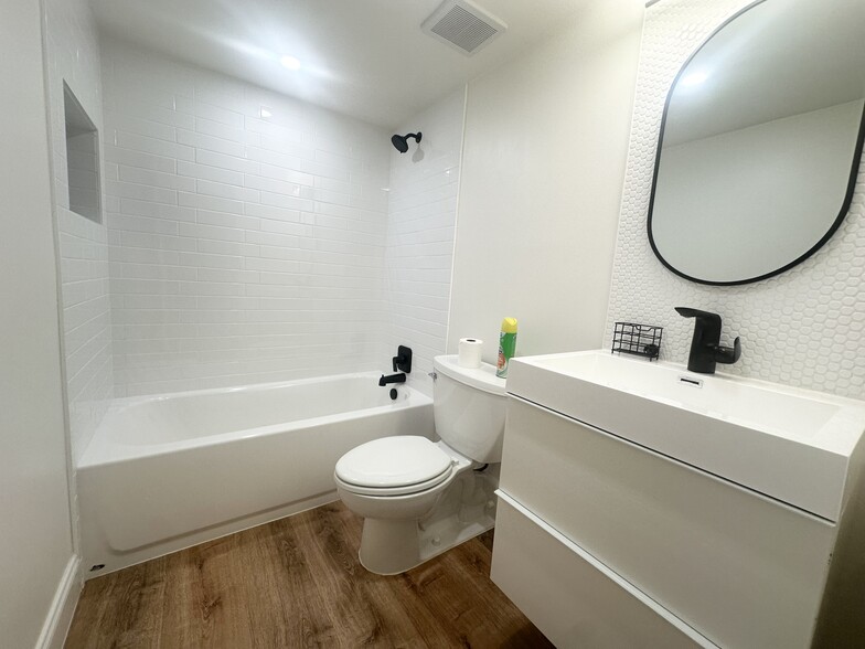 Secondary bathroom with tub - 630 Cranes Way