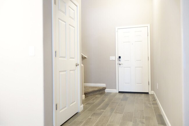 Building Photo - (Vail) Spacious 5 bedroom 3 bath house!