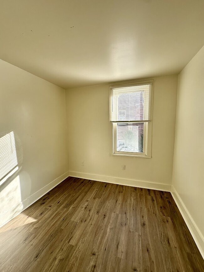 Building Photo - 1038 6th Ave