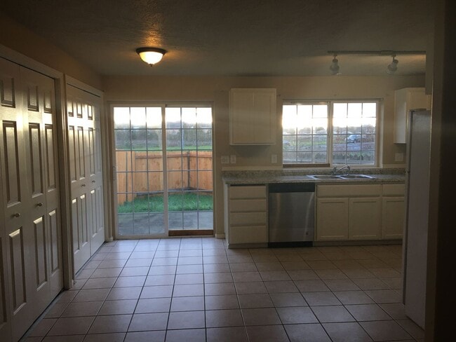 Building Photo - Updated Duplex -3 Bedroom 1.5 Bath - 4886 Fergus Avenue!