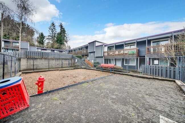 Building Photo - FIRST MONTHS RENT FREE! 2 bedroom 1 bath!!