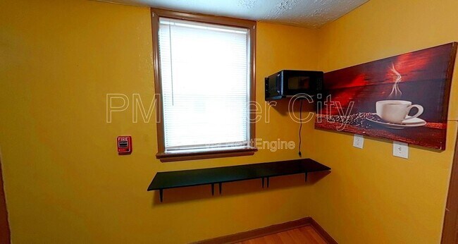 Building Photo - 237 E 21st St