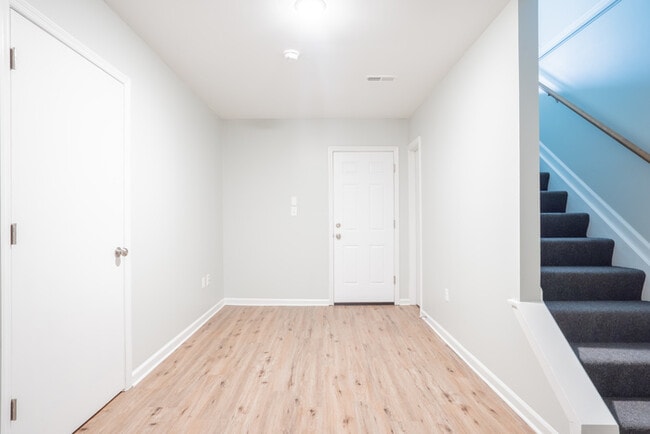 Building Photo - Spacious & Upgraded Luxury Home