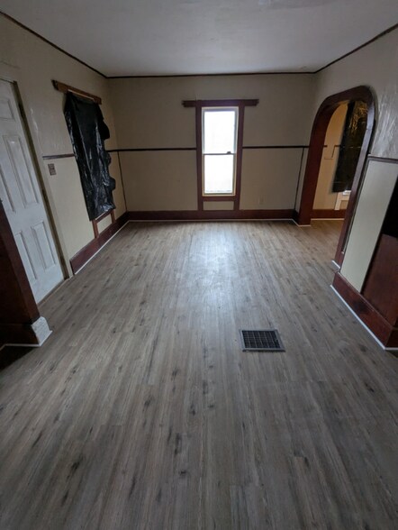 Building Photo - 313 W 21st St