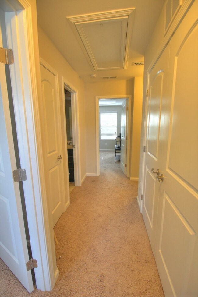 Building Photo - Lovely 3 Bedroom Townhome Minutes to Duke ...