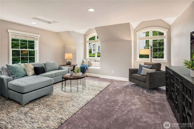Building Photo - Beautiful Bellevue home with a View!