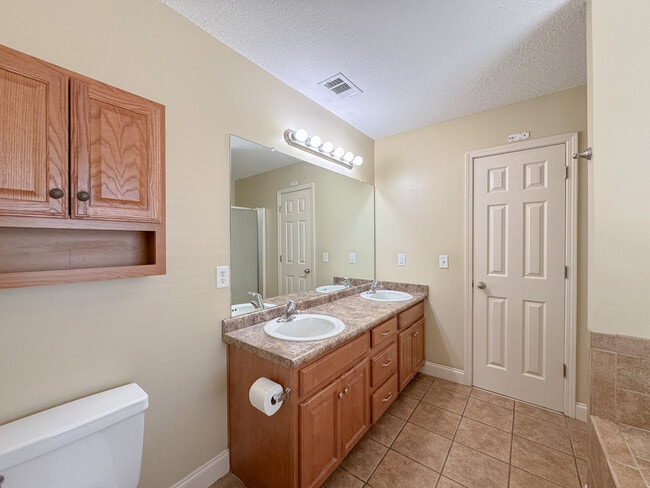 Building Photo - 1001 Bradford Way