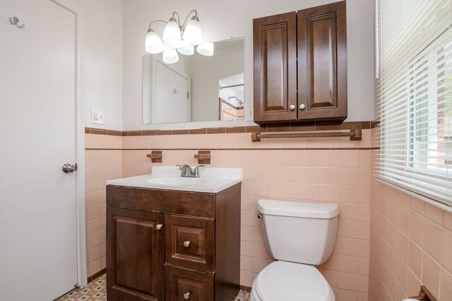 Building Photo - 1427 Woodland Dr