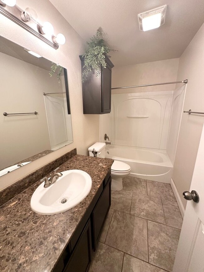 Building Photo - 4 Bed 2 Bath Ready to Rent ASAP!