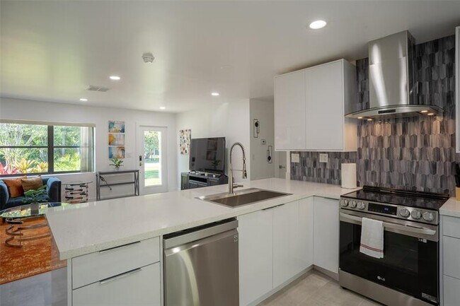 Building Photo - 400 NE 26th Dr