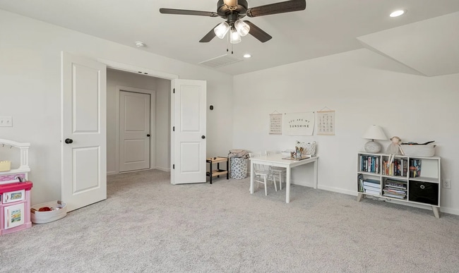 Building Photo - Gorgeous 4 bedroom & 4 Bath Luxury Home in...