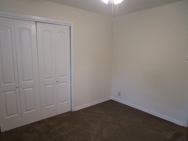 Building Photo - 305 Manor Dr