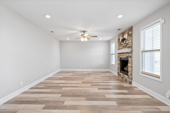 Building Photo - 4 Bedroom Home For Rent Near Post!