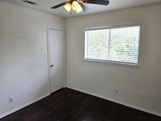 Building Photo - 1600 Hollow Tree Blvd