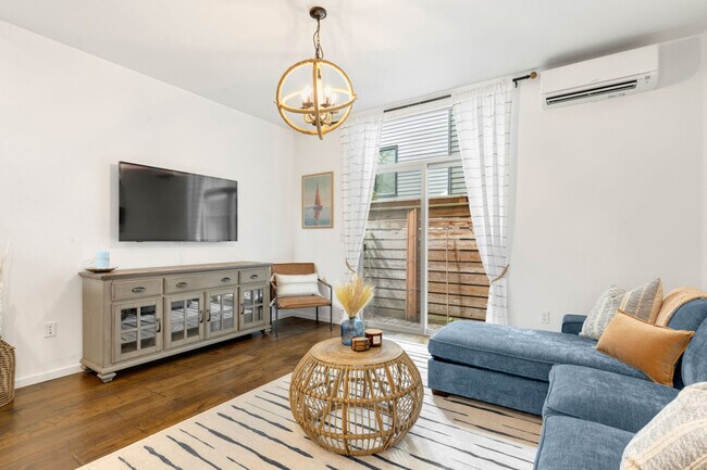 Building Photo - 913 10th Ave E