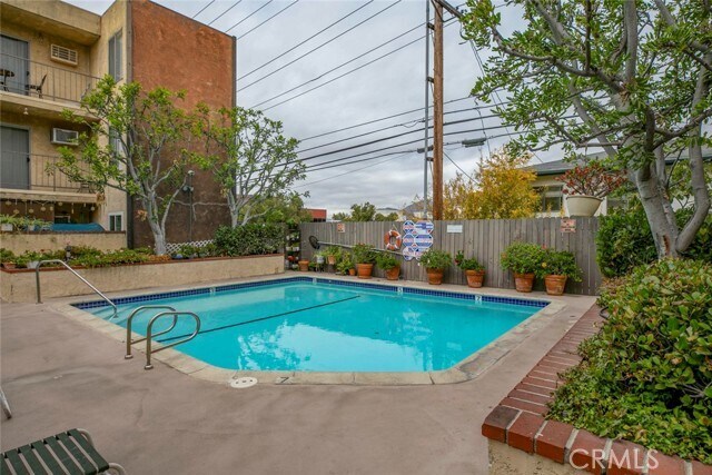 Building Photo - 365 Burchett St