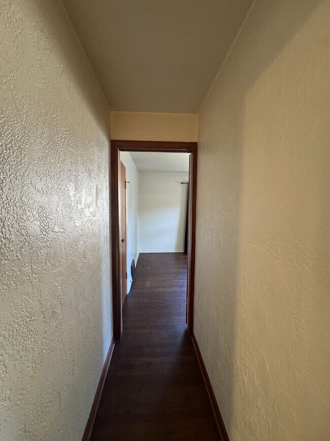 Building Photo - Charming 2-bedroom, 1-bathroom Ground Floor Apartment in Independence