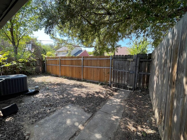 Building Photo - 1305-1307 Willow Wood Court