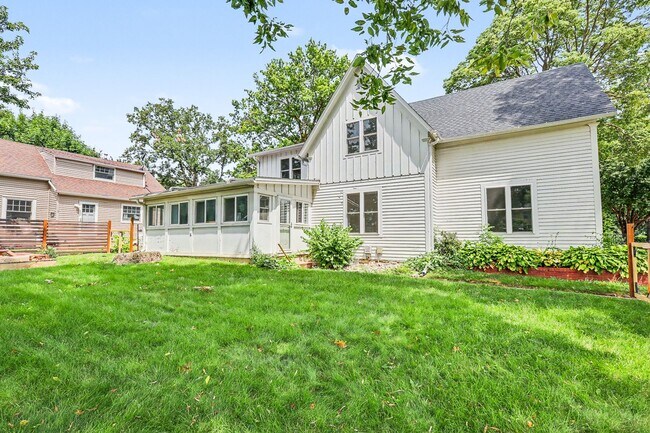 Building Photo - For Rent – 4 Bed 2 Bath Home