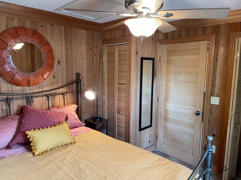 Building Photo - 2162 SW Perry Ter