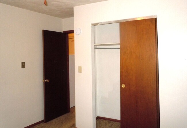 Building Photo - 831 Strong