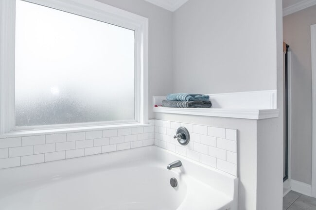 Building Photo - 4 Bedroom 2 Bathroom Two Story Home