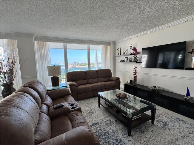 Building Photo - 2100 S Ocean Ln