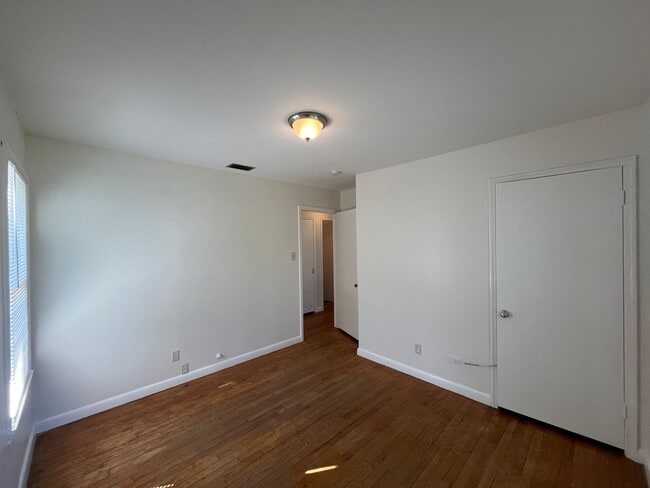 Building Photo - Three Bedroom in Collier Subdivision!!