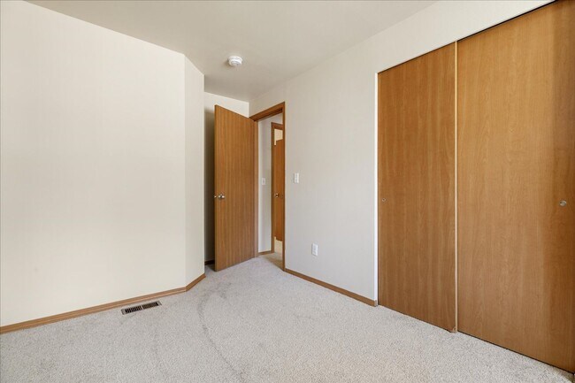 Building Photo - Beautiful Spacious 4 Bedroom 2.75 Bathroom...